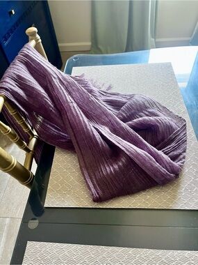 Gorgeous Simply Vera Wang Lightweight Textured Purple Scarf /Wrap/Modest